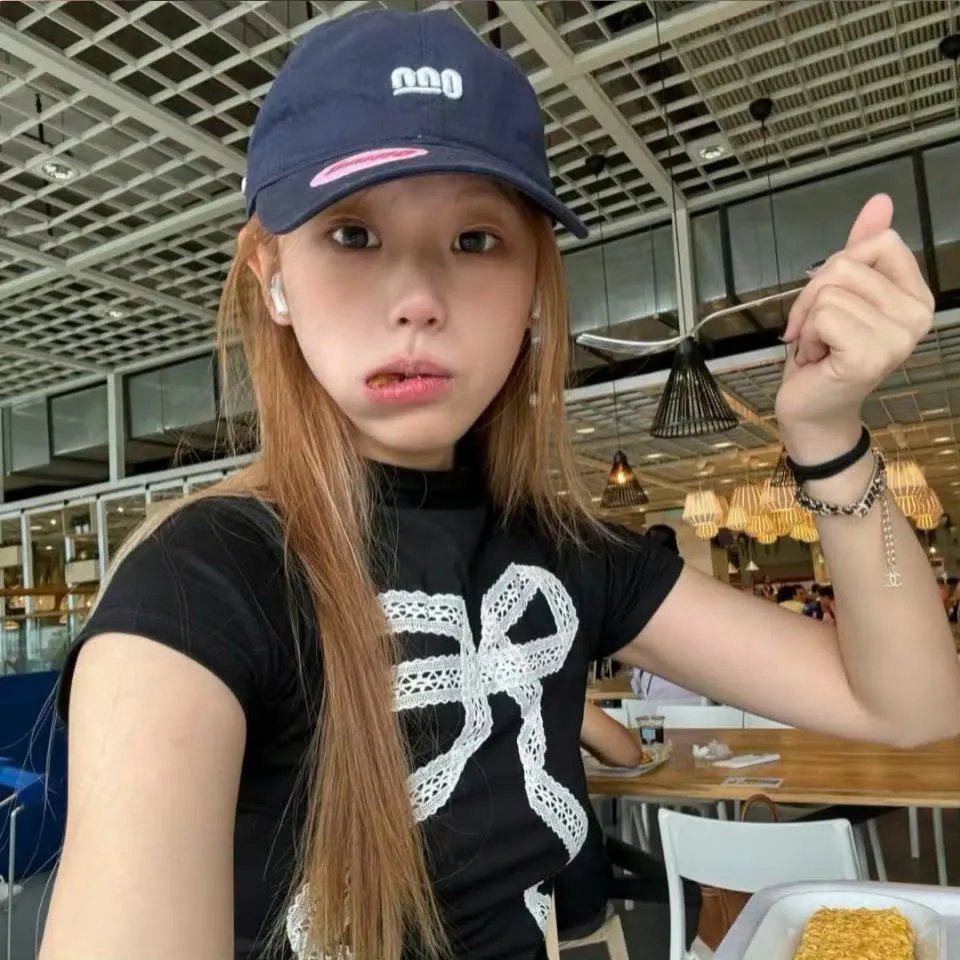罗莎娜封面